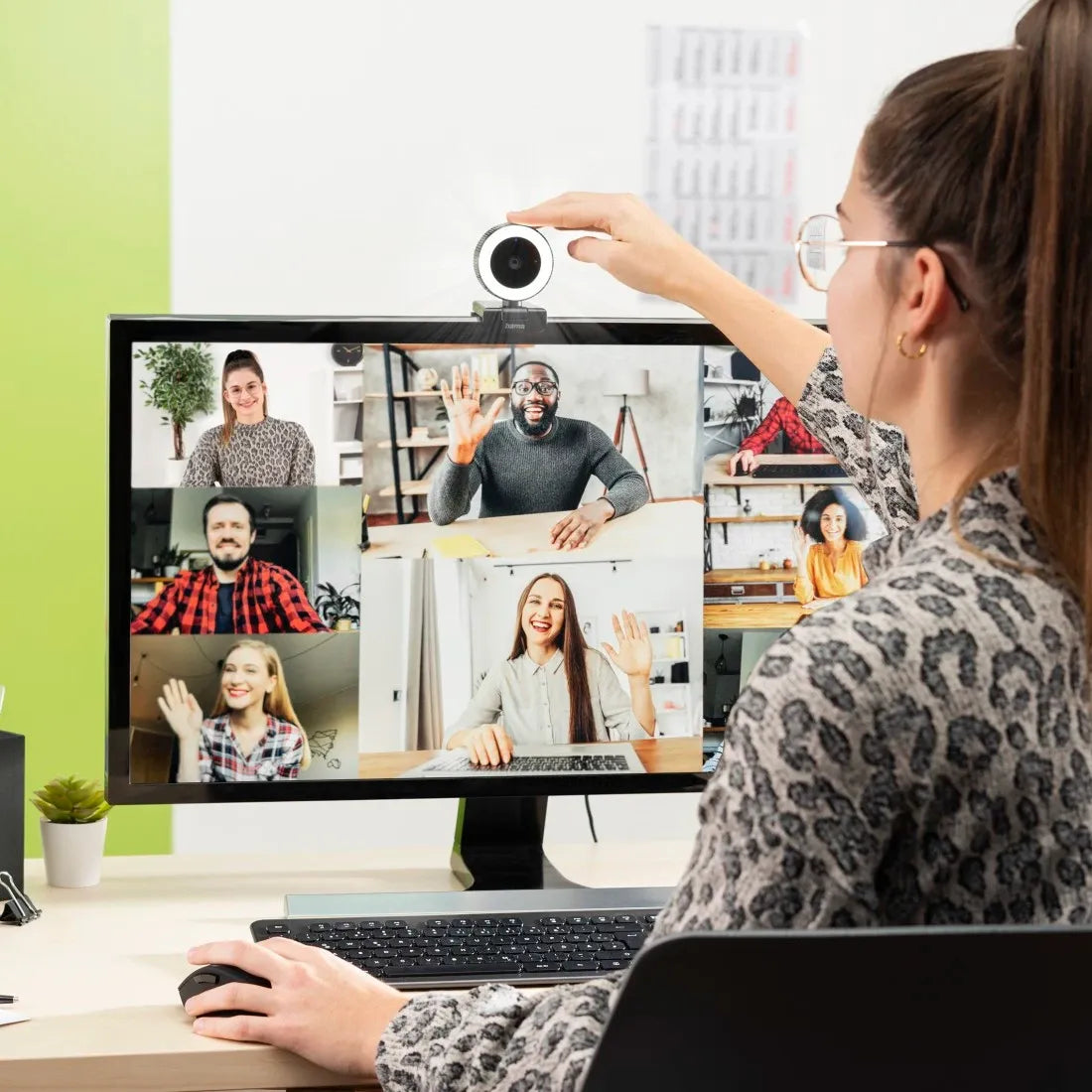 Hama C-850 Pro QHD 2K Webcam with Built-in Ring Light & Remote Control - متجر TT Tab للتقنيات الحديثة